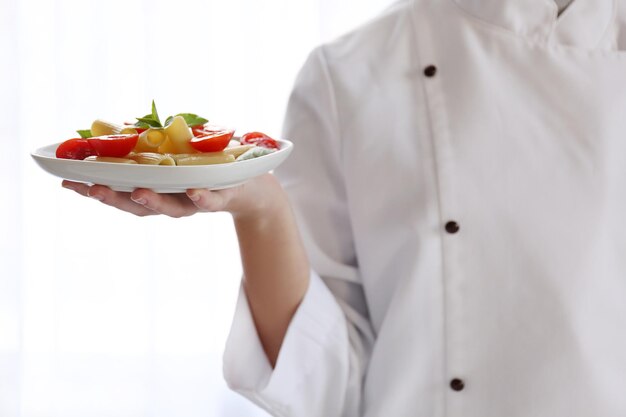 Ręce trzymające talerz jedzenia