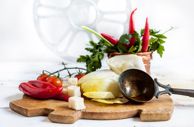 Danie na stole z naturalnymi składnikami